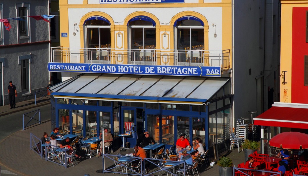 Schon beim Anlegen ist vom Schiff aus der richtige Tisch fürs Frühstück vor dem Grand Hotel de Bretagne ausgesucht.