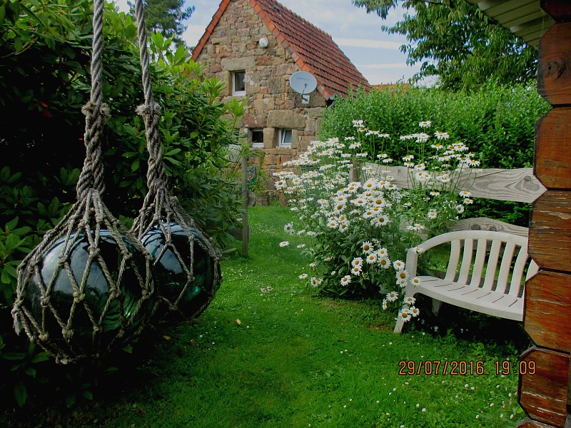 Ferienhaus Bretagne Trégastel: Der Garten mit Ferienhaus