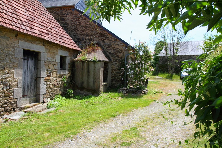 Die Hofeinfahrt zum alten Bauernhof, links unser Ferienhaus mit abgeschlossenem Grundstück
