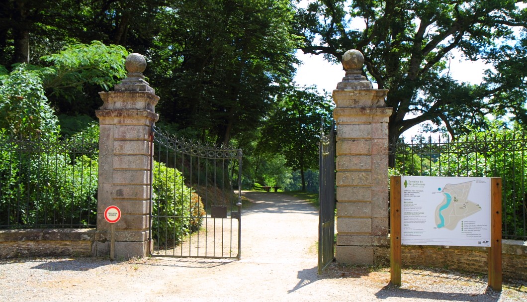 Bretagne Skulpturenpark Kerguéhennec - Eingangstor