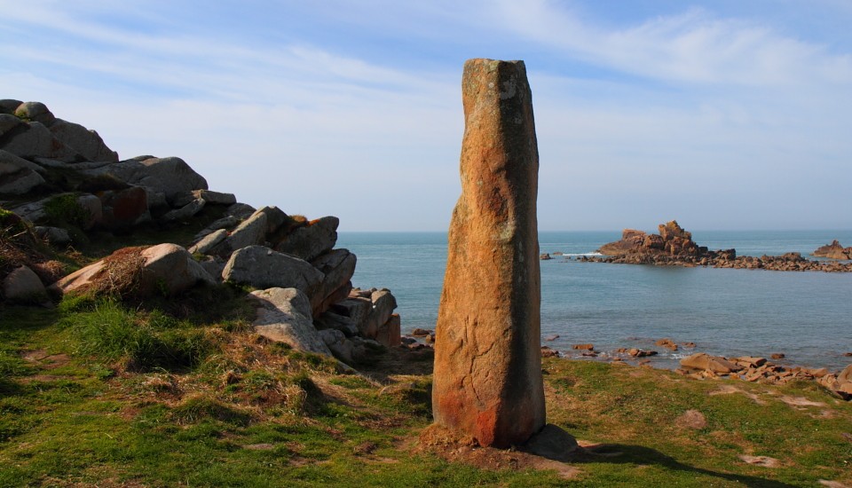 Megalithkultur in der Bretagne: Ein Menhir an der Pointe de Primel, Bretagne-Nordküste.