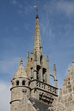 Bretagne-Architektur: Die Glockenwand der von Philippe Beaumanoir erbauten Kirche in Trédrez.