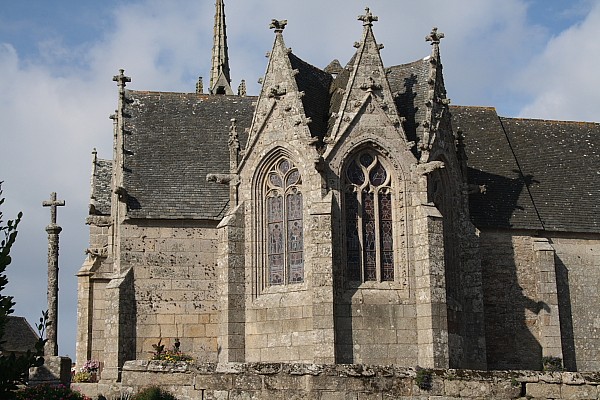 Bretagne-Architektur: Die Apsis der von Philippe Beaumanoir erbauten Kirche in Trédrez.