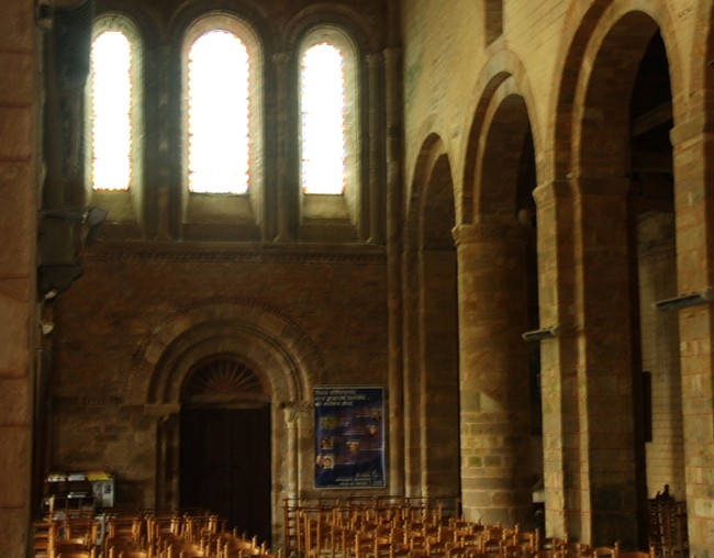 Bretagne-Architektur Abtei von Daoulas: Der romanische Innenraum der Abteikirche.