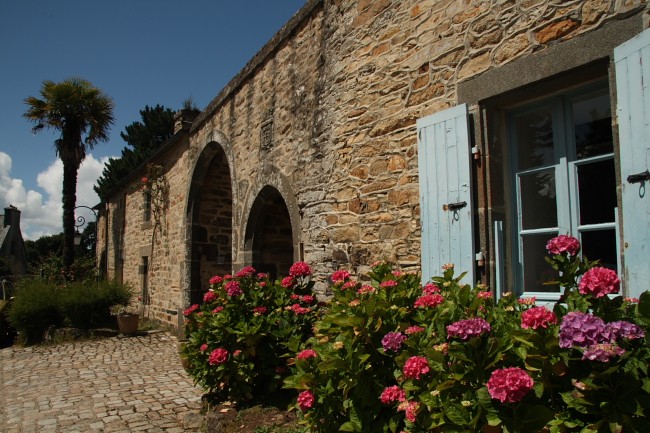 Bretagne-Architektur Abtei von Daoulas: Eingang zum Innenbereich der Abtei.