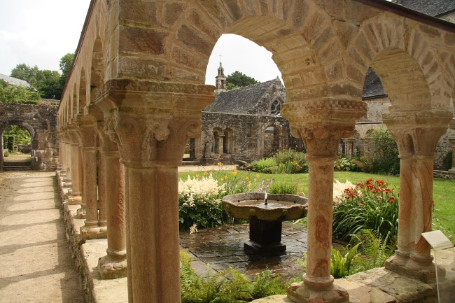 Bretagne-Architektur Abtei von Daoulas: Der Kreuzgang.