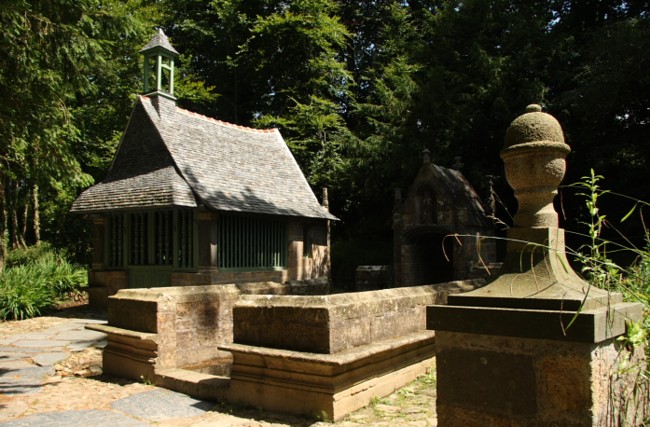 Bretagne-Architektur Abtei von Daoulas: Oratorium und Quelle.