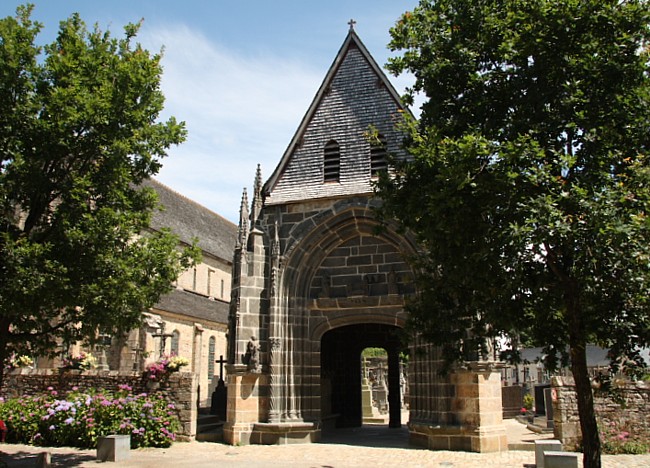 Bretagne-Architektur Abtei von Daoulas: Das gro&szlig;e gotische Eingangsportal.