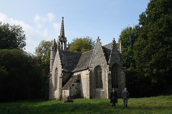 Bretagne-Architektur an der Nordküste: Die Kapelle St-Nicolas bei Plufur.