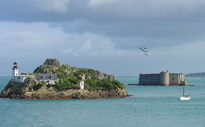 Hinter der Leuchtturm-Insel: Das Château du Taureau in der Bucht von Morlaix an der Bretagne-Nordküste.
