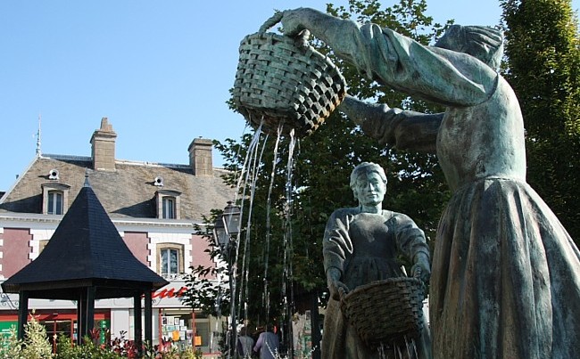 Cancale an der Nordk&uuml;ste der Bretagne: Auf den Klippen der Ortskern mit seiner Kirche, unten der im touristischen Mittelpunkt stehende Hafen "la Houle".