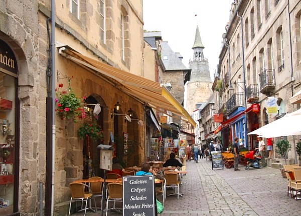 Dinan in der Nord-Bretagne - im Hintergrund der Glockenturm aus dem 15. Jahrhundert.