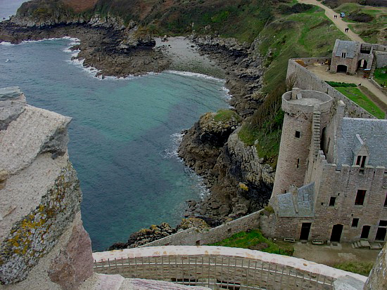 Bretagne-Tipp Fort-la-Latte: Blick vom Burgturm auf die Klippen der Ostbucht.