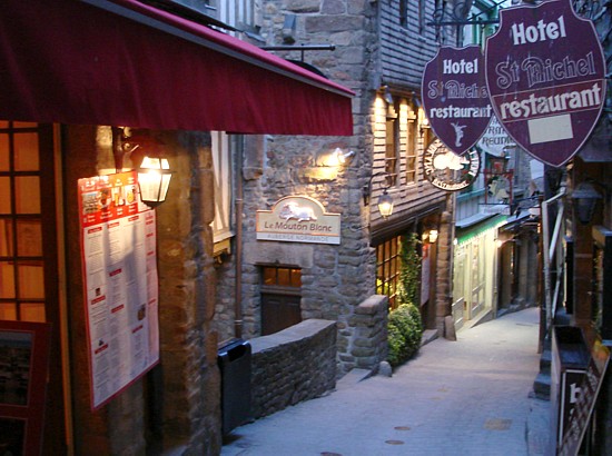 Mont-Saint-Michel am Tor zur Bretagne -  Die vom Kloster hinabf&uuml;hrende Gasse.