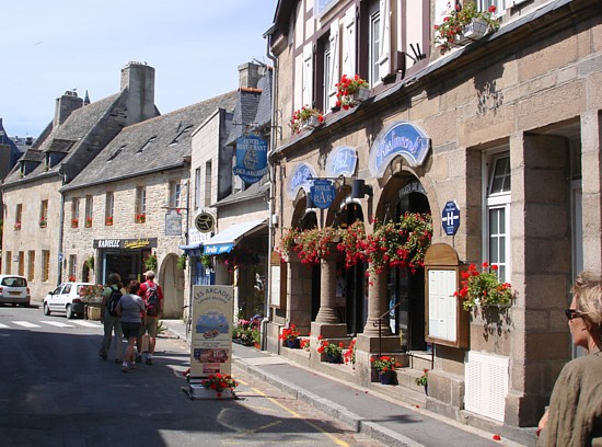 Roscoff in der Nord-Bretagne: Stra&szlig;e zur Kirche.