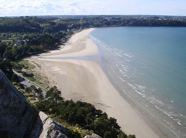 Ferienhaus-Bretagne TyCoz: Blick vom Grand Rocher auf den Strand von St-Efflam.