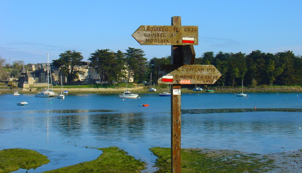 Wandern in der Bretagne: Hinweisschilder auf den Wanderwegen des GR 34.