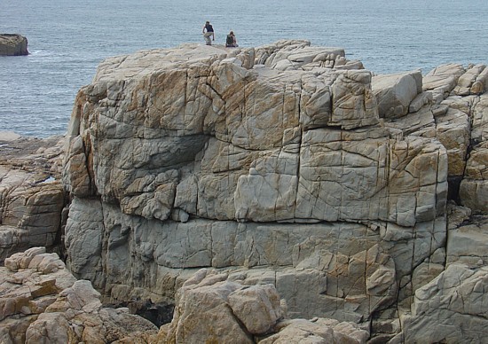 Wandern in der Bretagne: Felsformationen nördlich von Plougrescant.