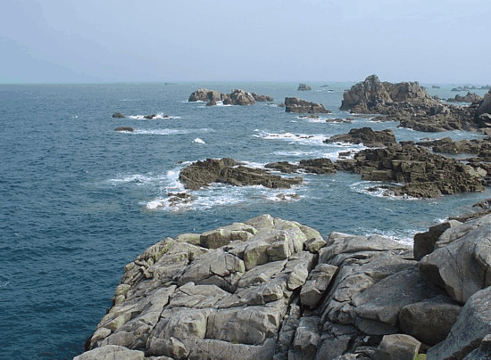 Wandern in der Bretagne: Die Nordküste bei Plougrescant.