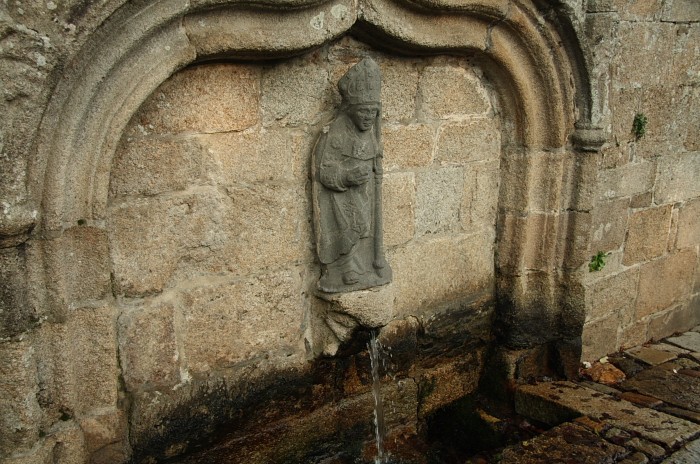 Heilige Quellen der Bretagne: Der Wasseaustritt der heiligen Quelle "Saint Ivy du Haut".