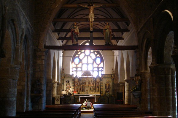 Bretagne-Architektur: Die Kirche St-Jacques in Perros-Guirec: Blick vom romanischen Schiff auf den gotischen Ostteil der Kirche.