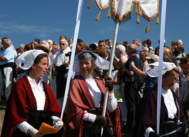 Bretonisch, Sprache der Bretagne: Trachten in der Bretagne.