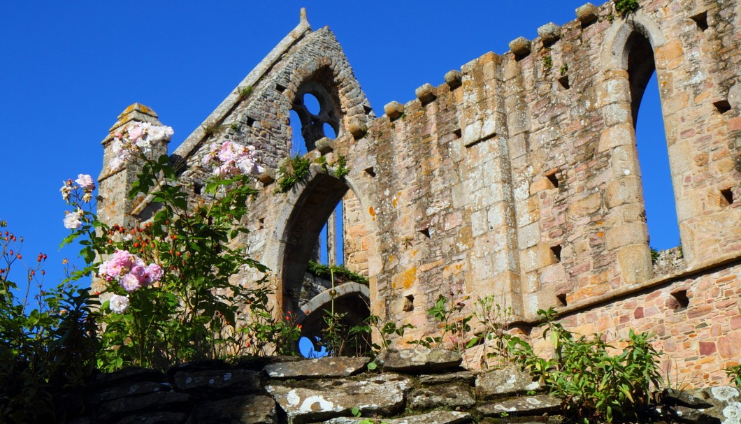 Die Abbaye de Beauport: Die Ruine der Abteikirche - Detail