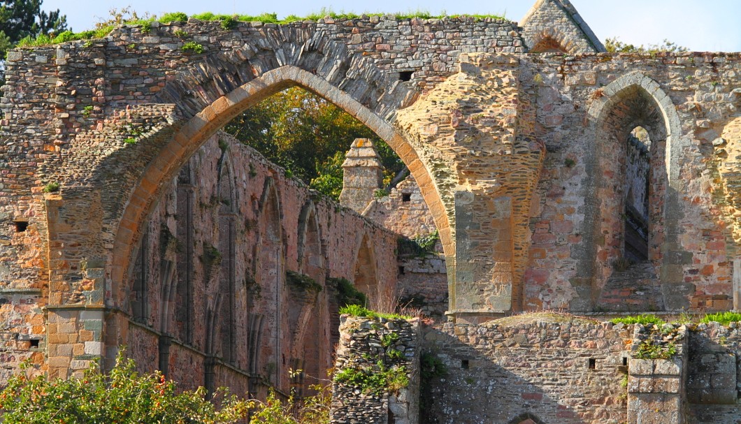 Die Abbaye de Beauport: Die Ruine der Abteikirche - Altehrwürdige Mauern