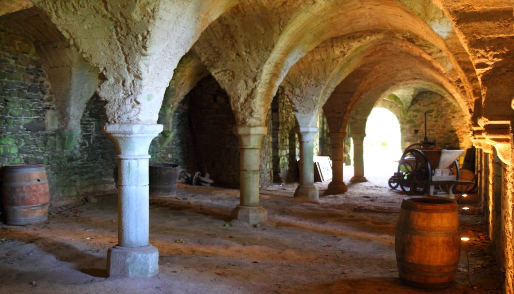 Die Abbaye de Beauport: Kellergewölbe