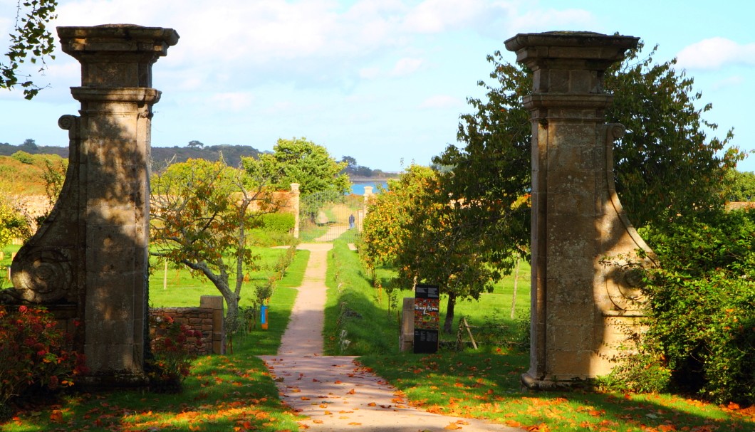 Die Abbaye de Beauport: Ausgang zum Garten