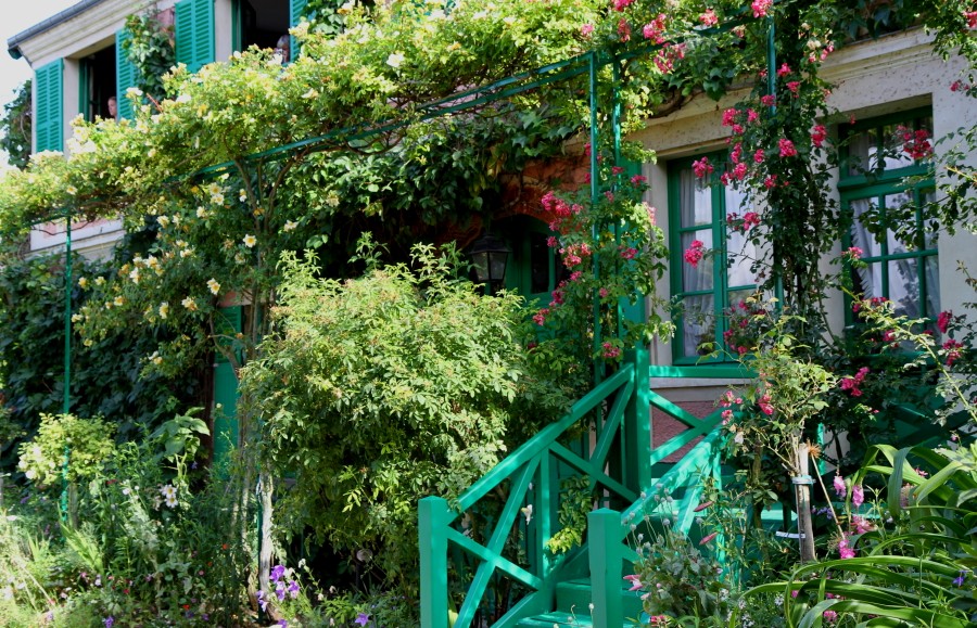 Das Wohnhaus von Monet mit wartenden Touristen