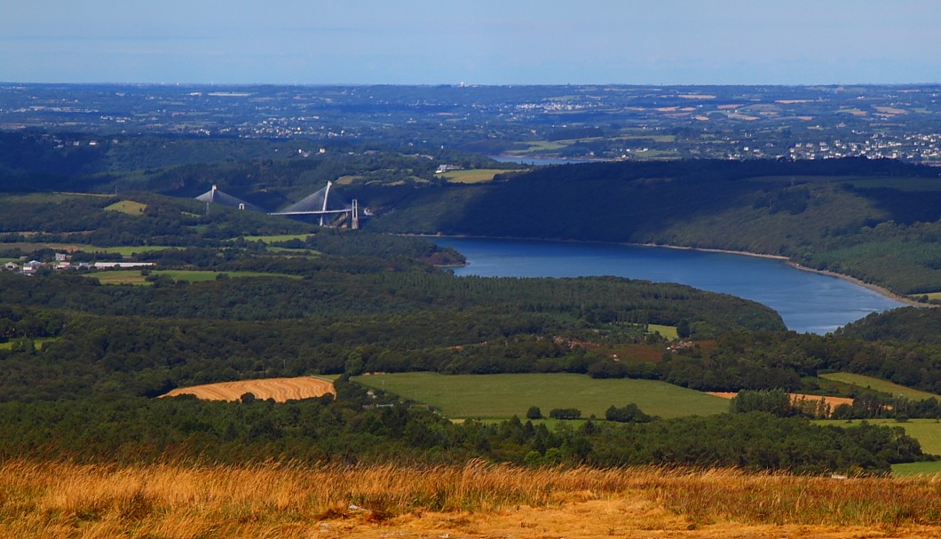 Das Aulne-Tal und die neue Brücke von Térénez