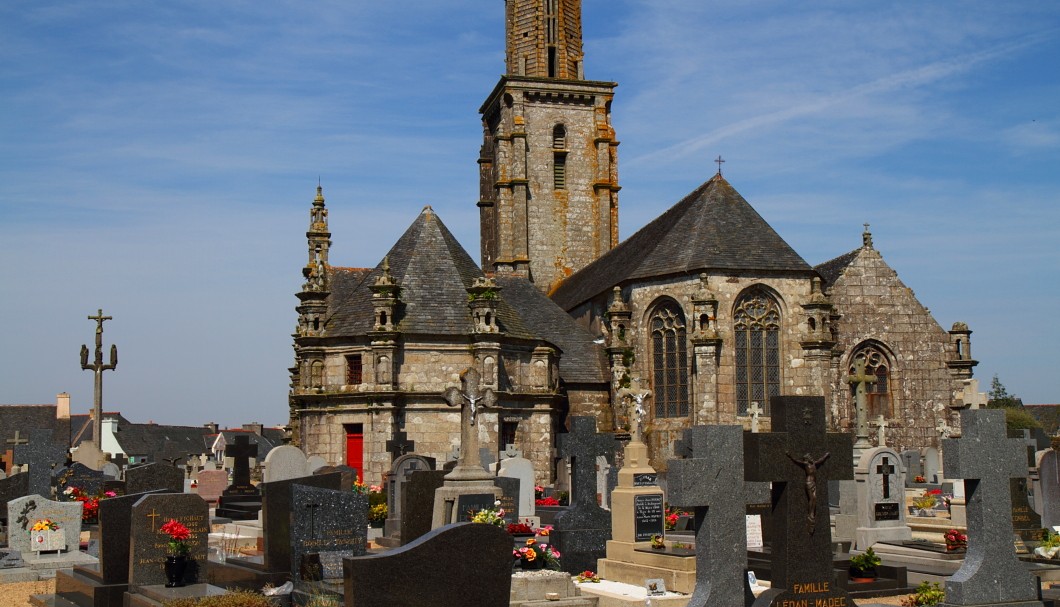 Der umfriedete Pfarrbezirk von Commana: Kirche, links davon der ältere Kalvarienberg