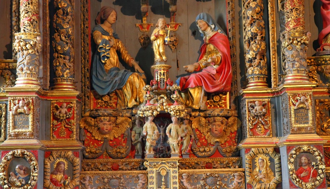 Der umfriedete Pfarrbezirk von Commana: Detail Retabel Sainte Anne