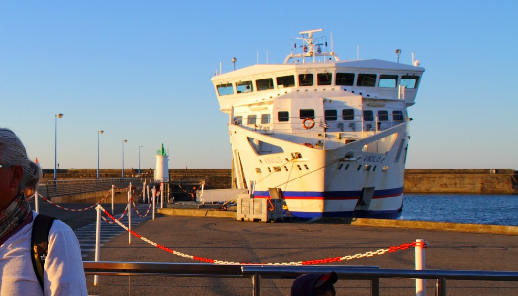 Früh morgens um 8 Uhr legt im Hafen von Quiberon die erste Fähre ab.