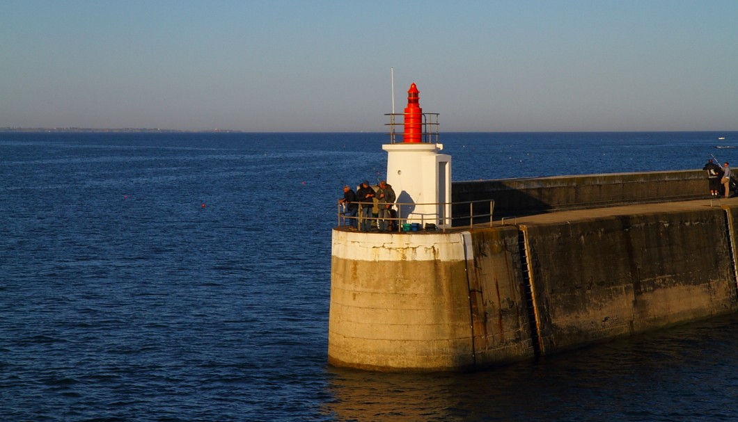 Angler am Hafen von Quiberon, die Insel Belle Île ist im Hintergrund links bereits zu sehen.