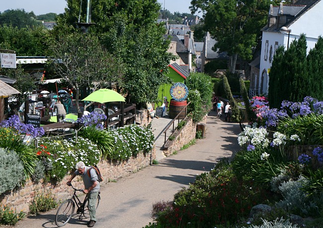 Bretagne Insel Île de Bréhat: Weg zum Ortskern.