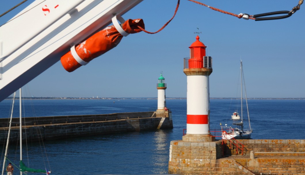 Die Leuchttürme der Hafeneinfahrt auf der Bretagne-Insel Ile de Groix