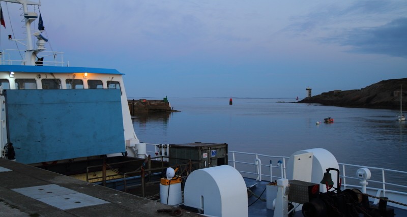 Fähre im Hafen von Le Conqet