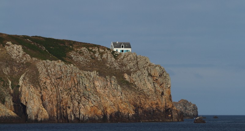 Bretagne Insel Ouessant: Steilküste an der Hafeneinfahrt