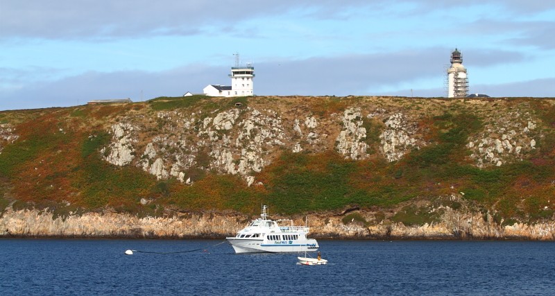Bretagne Insel Ouessant: Steilküste an der Hafeneinfahrt