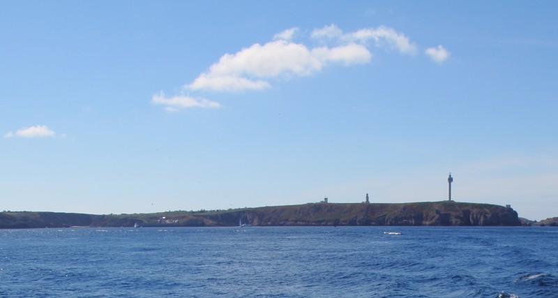 Bretagne Insel Ouessant: Steilküste an der Hafeneinfahrt
