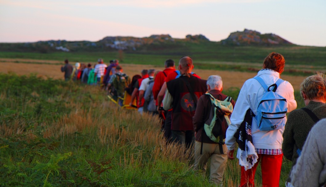 ... wandern wir nun weiter auf eine kleine Hügelkette zu.