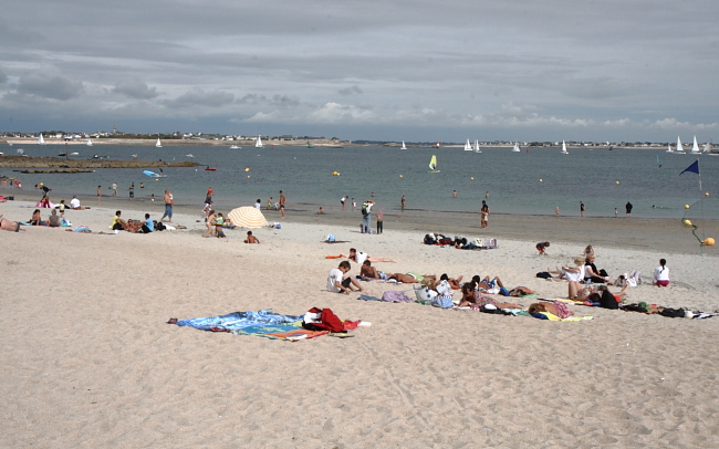 Bretagne im August am Meer - 03.08.2010, ein Urlauber im Bretagne Ferienhaus kennt viele Strände.