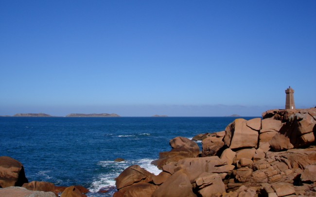 Wandern in der Bretagne: Rosa-Granitküste bei Ploumanac´h.