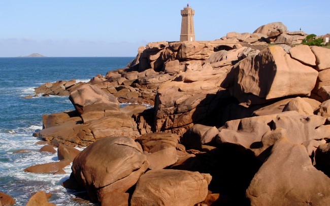 Wandern in der Bretagne: Rosa-Granitküste bei Ploumanac´h.