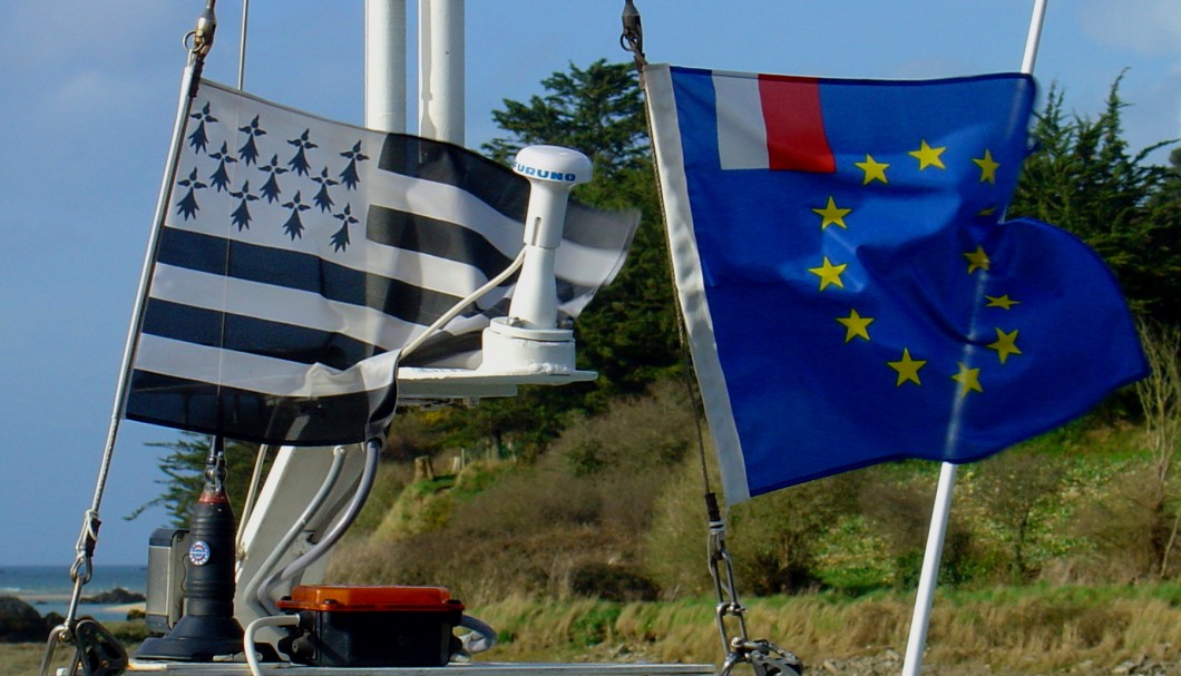 Die bretonische Flagge im Zusammenspiel mit Frankreich und Europa