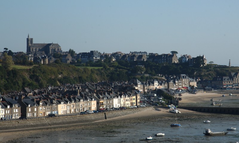 Panorama von Cancale: Auf den Klippen der Ortskern mit seiner Kirche, unten der im touristischen Mittelpunkt stehende Hafen "la Houle".
