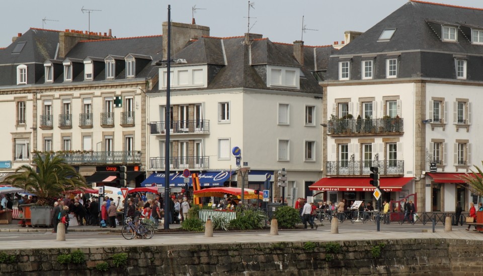 Concarneau in der Bretagne: Marktplatz mit Amiral