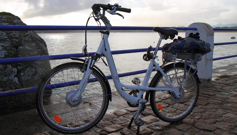 Bretagne Pedelec Elektrobike: An der Hafenmole von Locquirec